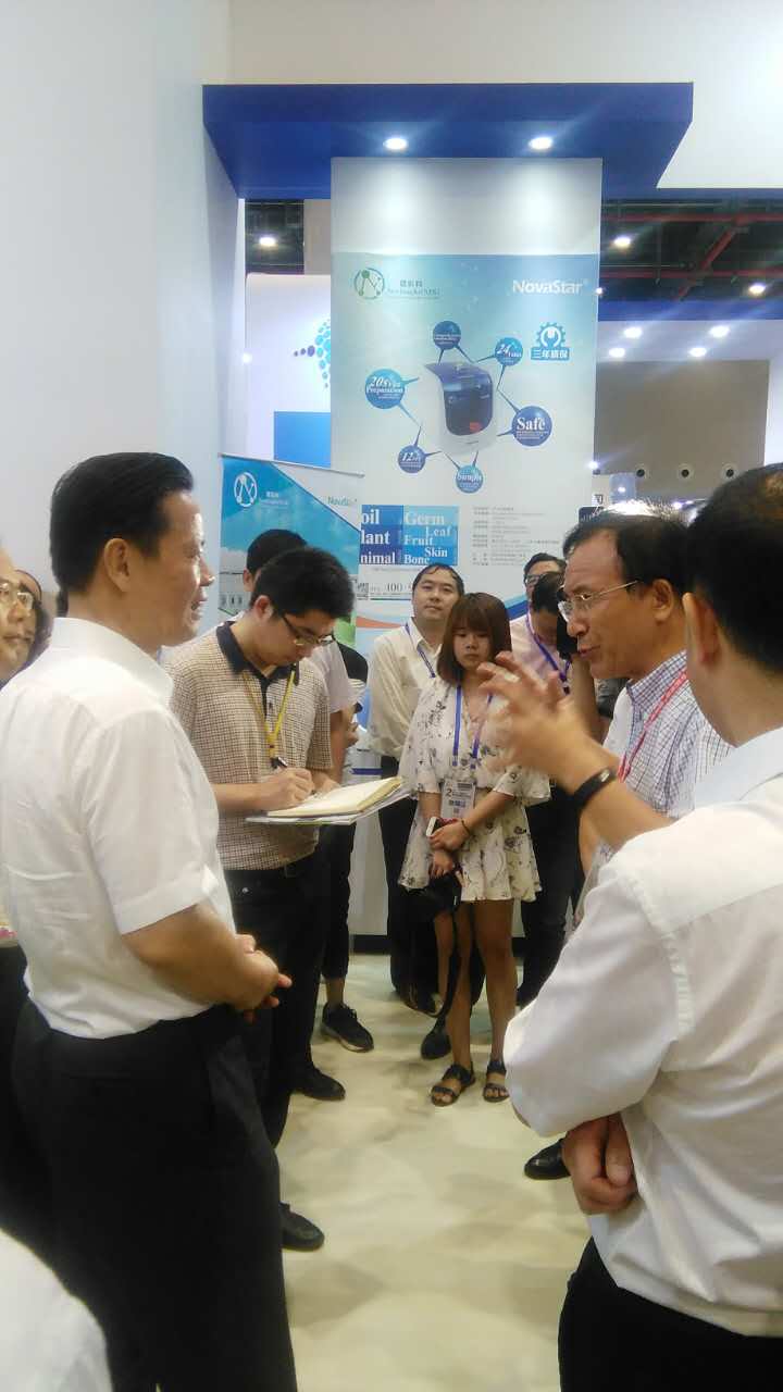 张昌尔莅临新纵科展台与新纵科负责人亲切交谈