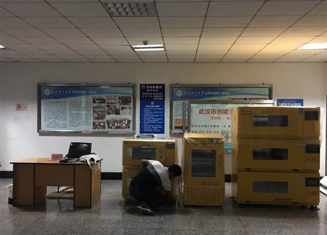 集思仪器的工作人员清早到武汉轻工大学为代理产品——知楚震荡培养箱的展览做准备工作。