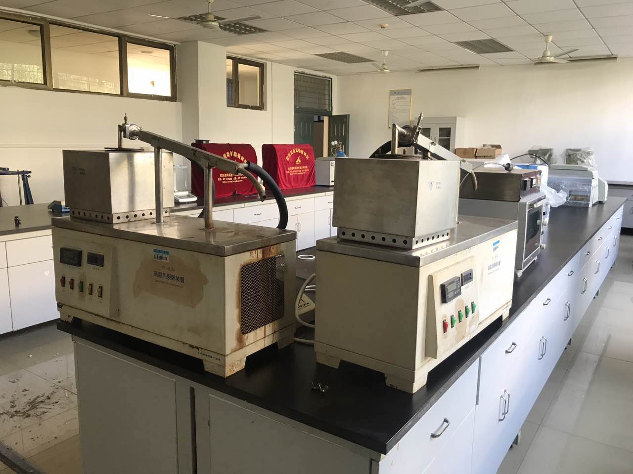 Y应邀到湖北理工学院的环境科学与工程学院进行公司自制的固废热解仪的维修服务