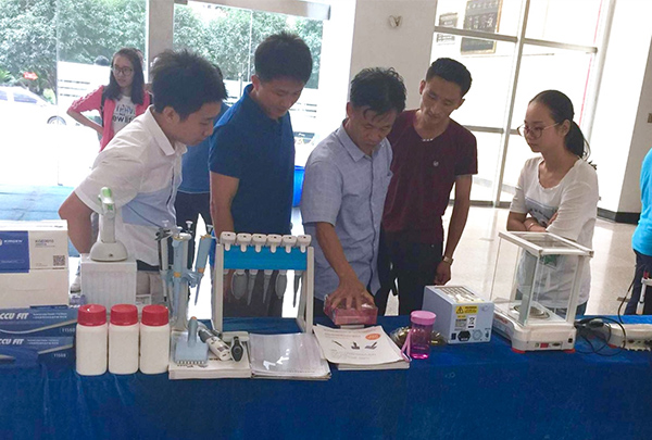 华中科技大学同济医学院基础医学院的同学们在浏览产品