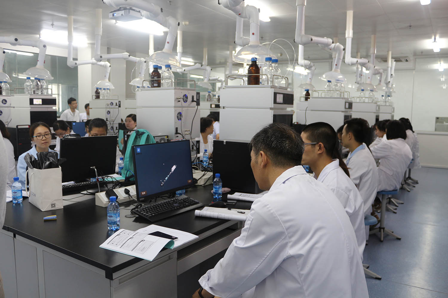 中南民族大学药学院液相色谱互动教学实验室