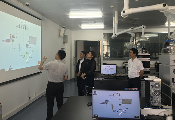 李效宽老师在为大家讲解液相色谱互动教学实训系统