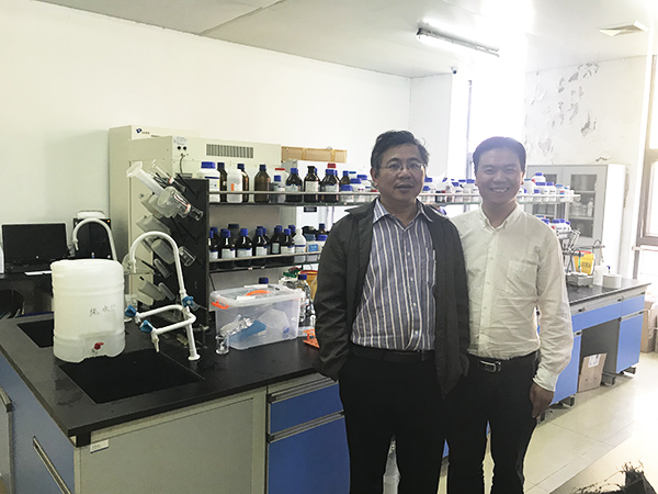 集思仪器总李波和华东理工大学施教授的合影