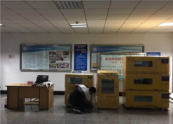 集思仪器的工作人员清早到武汉轻工大学为代理产品&mdash;&mdash;知楚震荡培养箱的展览做准备工作。
