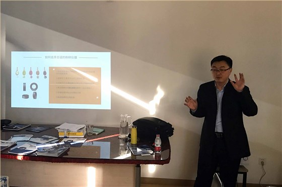 北京格瑞德曼仪器设备有限公司的杜总为其旗下的产品做针对性讲解 北京格瑞德曼仪器设备有限公司的杜总为其旗下的产品做针对性讲解