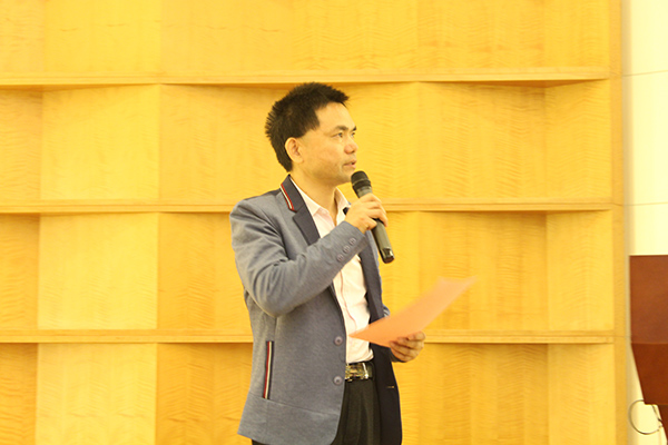 大会全程由中南民族大学药学院李效宽主任主持 大会全程由中南民族大学药学院李效宽主任主持